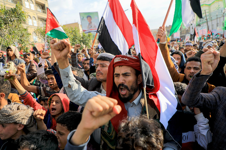 Jemeńczycy w Sanie, podczas marszu solidarności z mieszkańcami Strefy Gazy, 10 listopada 2023 r.