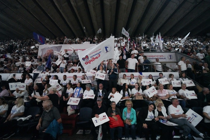 atmosfera na skupu SNS-a u Kragujevcu