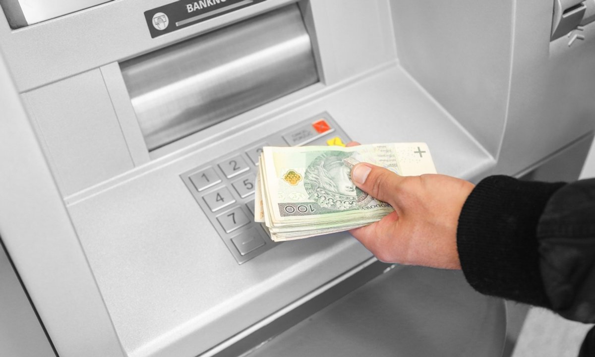 Bankomat nie wypłacił gotówki, ale zablokował środki? Zrób natychmiast jedną rzecz