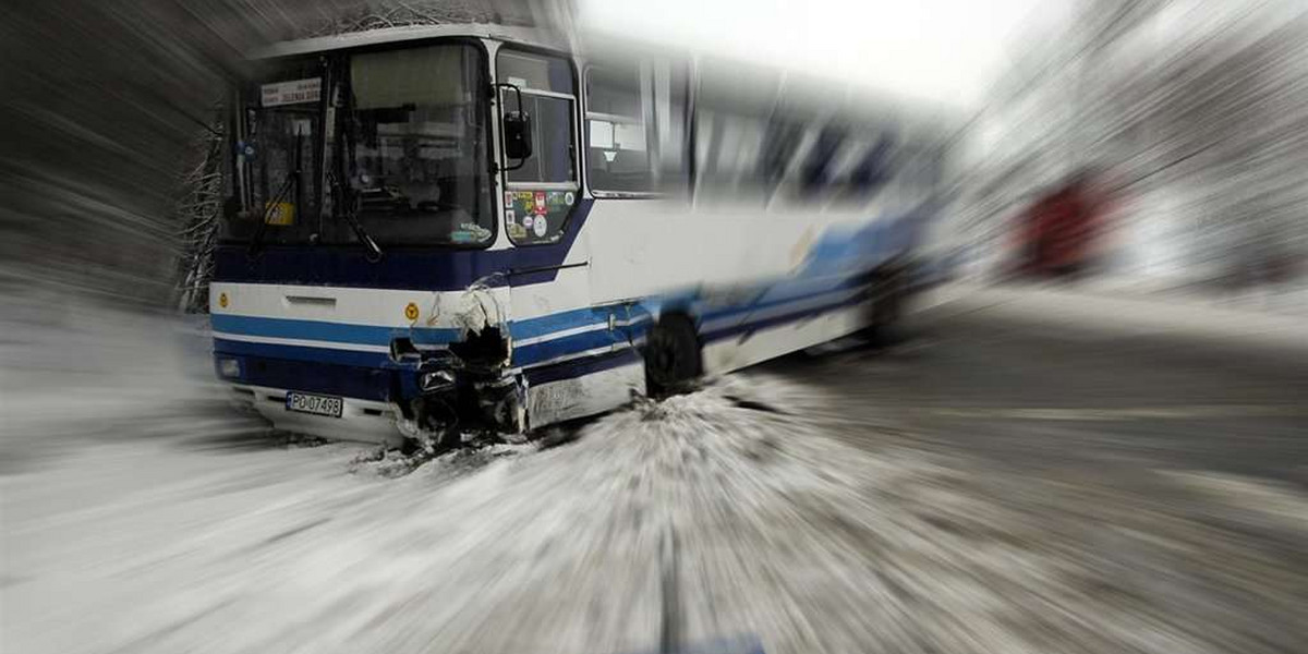 20 osób rannych. Kierowca ciężko. Wypadek autokaru pod Żarami