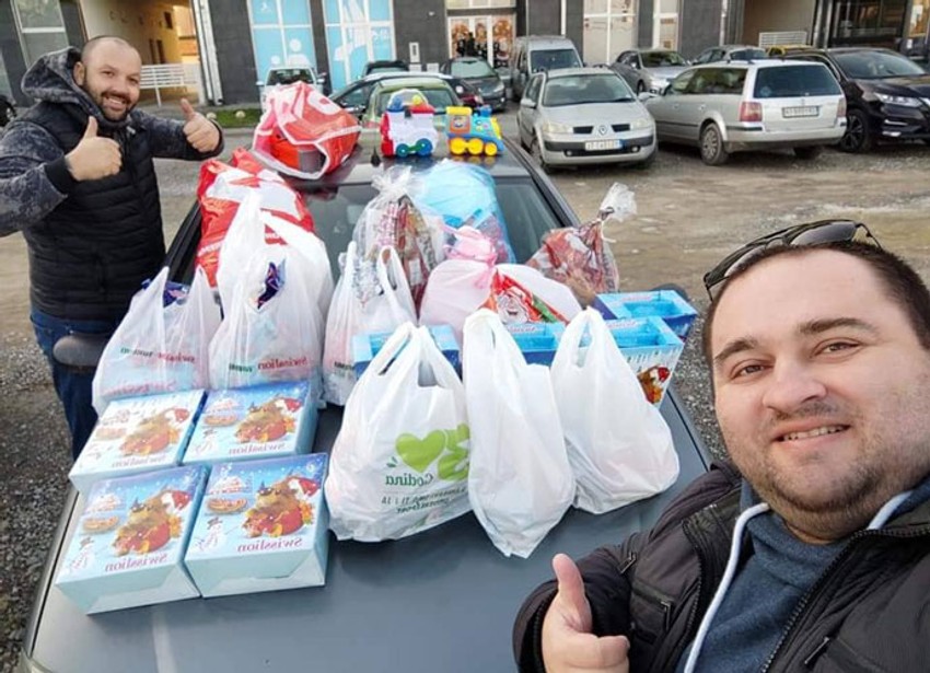 Donacija paketića za decu slabijeg materijalnog stanja od Fondacije "Tate Novosađani"