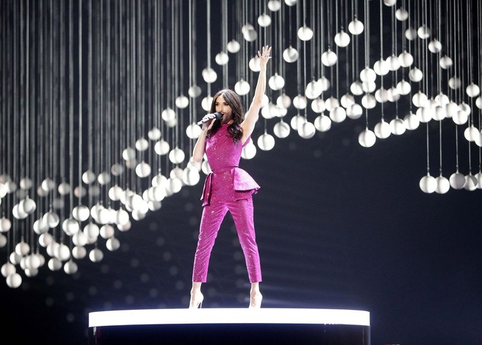 Conchita Wurst zaśpiewała na otwarcie finału Eurowizji 2015