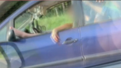 Videó: életveszélyes pózban vezetett egy román férfi az M5-ös autópályán, mások életével játszott