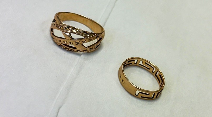 Kobieta w chwili śmierci miała na sobie pierścionki w kolorze złotym