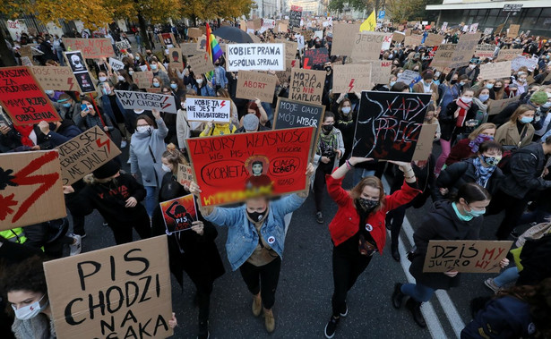 Wielotysięczny protest w Warszawie. Wzdłuż barierek ustawionych pod sejmem stoi kordon policjantów