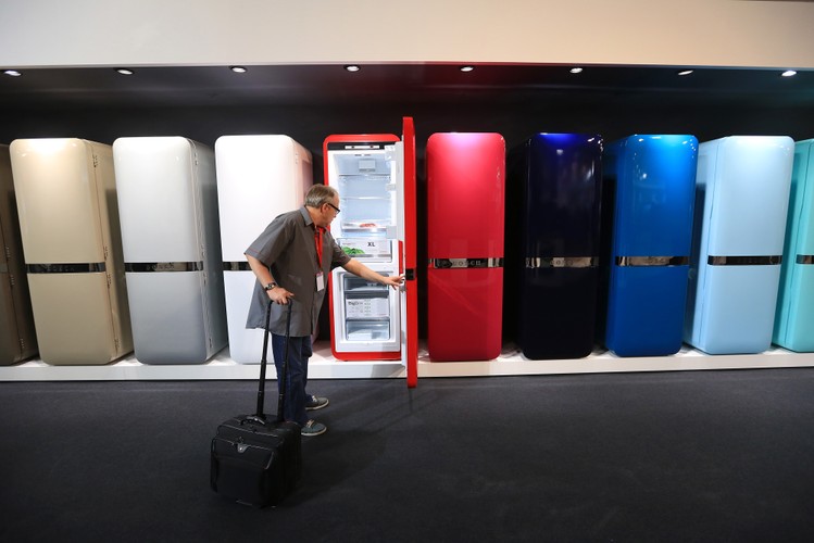 Koncern Robert Bosch GmbH przedstawił też duży wybór lodówek i zamrażarek. <br>Na zdjęciu widać lodówki Bosch<br><br>fot.: Krizstian Bocsi/Bloomberg