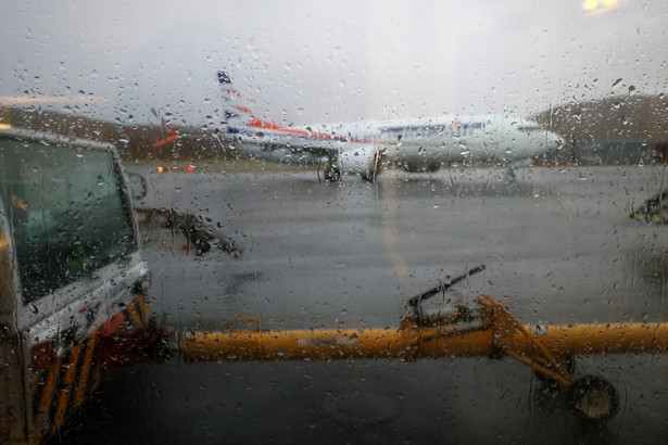 Samolot piłkarskiej reprezentacji Polski uziemniony z powodu niekorzystnych warunków atmosferycznych na lotnisku Vagar