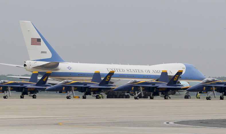 Samolot Air Force One to model Boeing VC-25A, specjalna przeróbka jumbo-jeta. Prezydent USA ma do dyspozycji dwie takie maszyny. Na zdjęciu samolot w bazie lotniczej Andrews w stanie Maryland.
