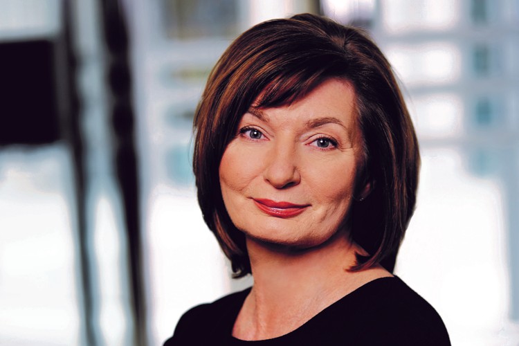 <strong>24. Małgorzata Militz</strong>
<br></br>
partner i doradca podatkowy w GWW
<br></br>
Z oficjalnego życiorysu wynika, że podatkami zajmuje się już od 27 lat, gdy po studiach rozpoczęła pracę w administracji skarbowej. Jak wielu innych ekspertów fiskalnych przeszła na drugą stronę barykady i w roku 2019 przysporzyła fiskusowi prawdziwego bólu głowy. To dzięki jej wytężonej pracy zapadł wyrok Trybunału Sprawiedliwości UE, zgodnie z którym wykonawca robót budowlanych mógł przesunąć obowiązek rozliczenia z VAT aż do chwili, gdy podpisany zostanie protokół zdawczo-odbiorczy. Ministerstwo Finansów broniło się od lat przed taką wykładnią, uznając, że może ona prowadzić do optymalizacji podatkowej i strat dla budżetu. Nawet po wyroku opublikowało komunikat, zgodnie z którym stanowisko unijnego trybunału w praktyce nic nie zmieniło i podatek trzeba rozliczać znacznie wcześniej. Naczelny Sąd Administracyjny przyznał jednak rację stanowisku TSUE. Dziś resort finansów pracuje nad wydaniem interpretacji ogólnej, która zmieni rozliczenia branży budowlanej, a niewykluczone, że przynajmniej także pośrednio również wielu innych zawodów. Upór popłacił. 
<br></br>
MSz