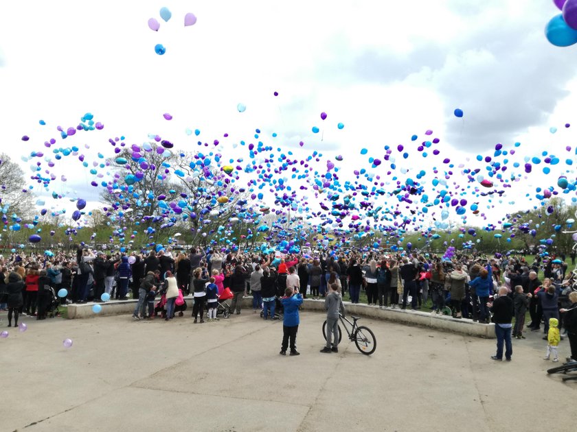 Tłumy żegnają Alfiego Evansa. W powietrze puszczono morze balonów