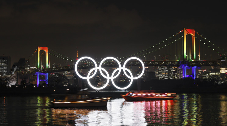 Olimpiai karikák Tokióban a napenergiával működő Szivárvány-hídon / Fotó: MTI EPA