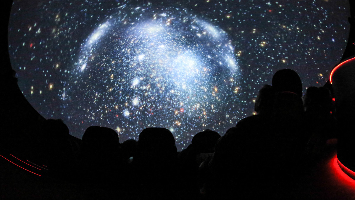 W Planetarium EC1 w Łodzi można odbyć podróż właściwie do granic wyobraźni – tak mówi o najnowocześniejszym planetarium cyfrowym w Polsce jego kierownik Tomasz Kisiel. Planetarium wyposażone w sprzęt o wartości 13 mln zł oficjalnie rozpoczęło działalność.