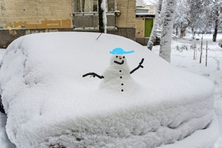 Mandat za bałwana - 3000 zł w 2025 roku? Te osoby muszą uważać. Nie każdy wie o tym zimowym obowiązku