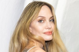 Anđelina Džoli BEZ BRUSHALTERA na crvenom tepihu - haljina klizi niz telo, SVE SE OCRTAVA, a ni trunke vulgarnosti