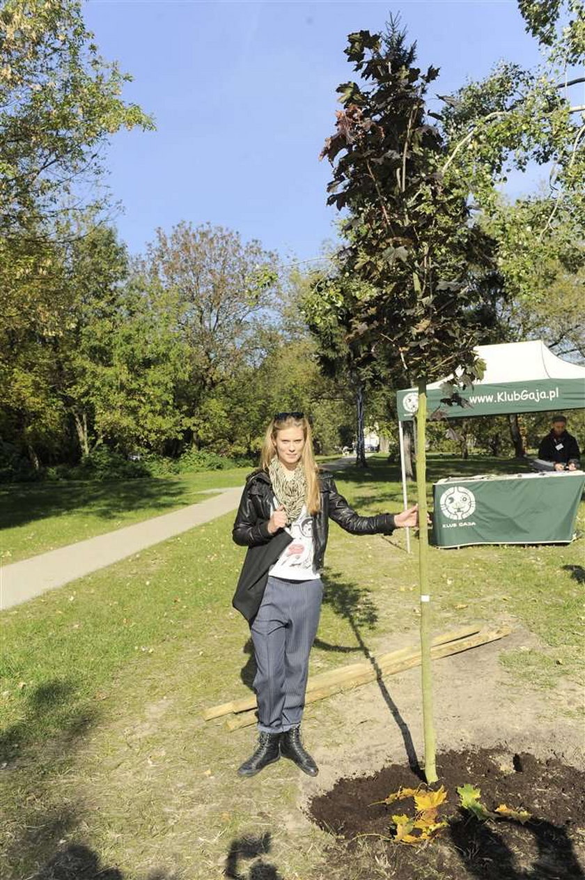 Julia Pietrucha posadziła drzewo