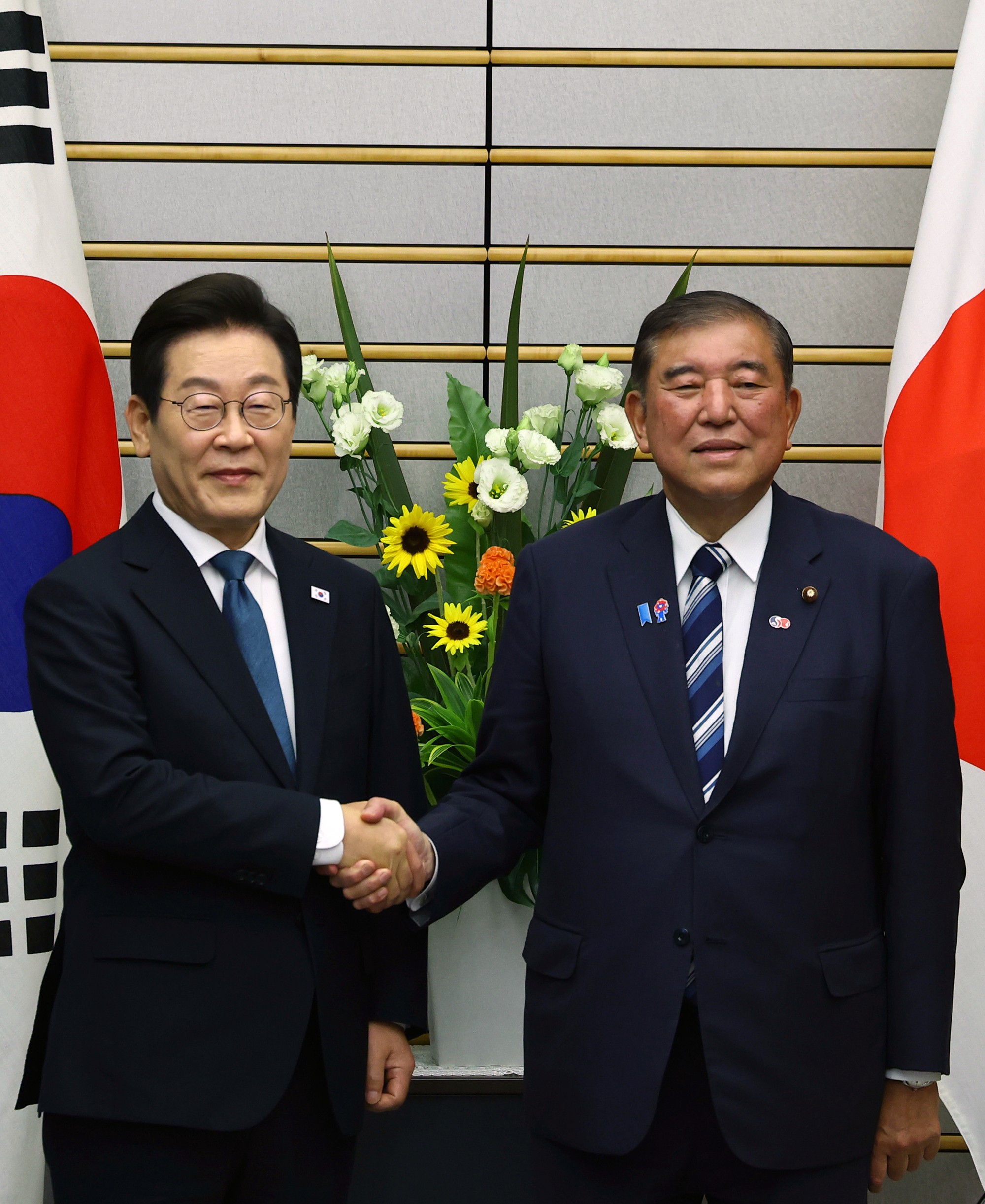 Japonský premiér Šigeru Išiba a juhokórejský prezident I Če Mjong.