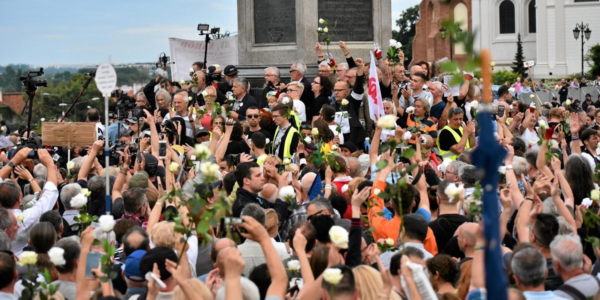 Machała różą podczas miesięcznicy. Oto zarzut