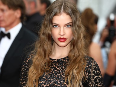 Palvin Barbara egyszerűen káprázatos új videójában, a szupermodell magabiztosságát tanítani kellene