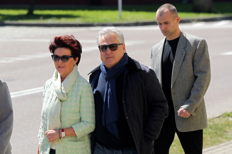 Były prezydent RP Aleksander Kwaśniewski z żoną Jolantą w drodze na głosowanie w obwodowej komisji wyborczej nr 1 w Dąbrównie