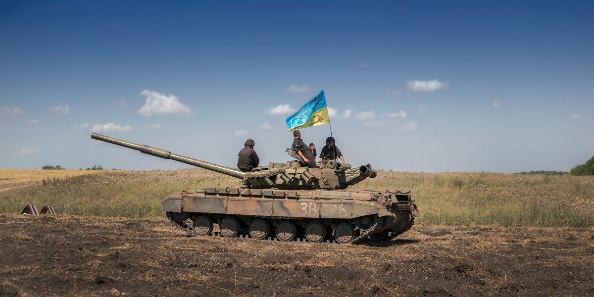 Ukraiński czołg na polu walki (fotografia ilustracyjna)