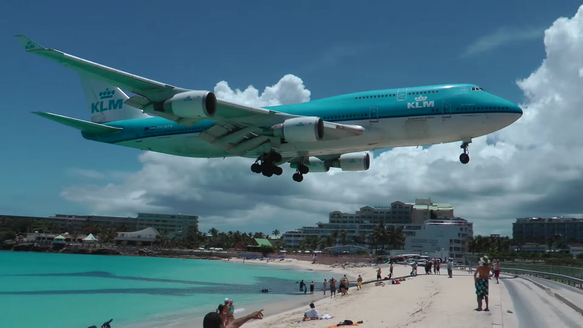 Lotnisko Princess Juliana International na karaibskiej wyspie Saint Martin od dawna wprawia w osłupienie zażywających słońca plażowiczów, gdyż samoloty lądują tuż nad głowami opalających się w zatoce Moho. Okazuje się jednak, że właśnie pozbawiono ich najbardziej spektakularnej atrakcji - na wyspę przestanie latać największy samolot, czyli ogromny Boeing 747 linii lotniczych KLM.