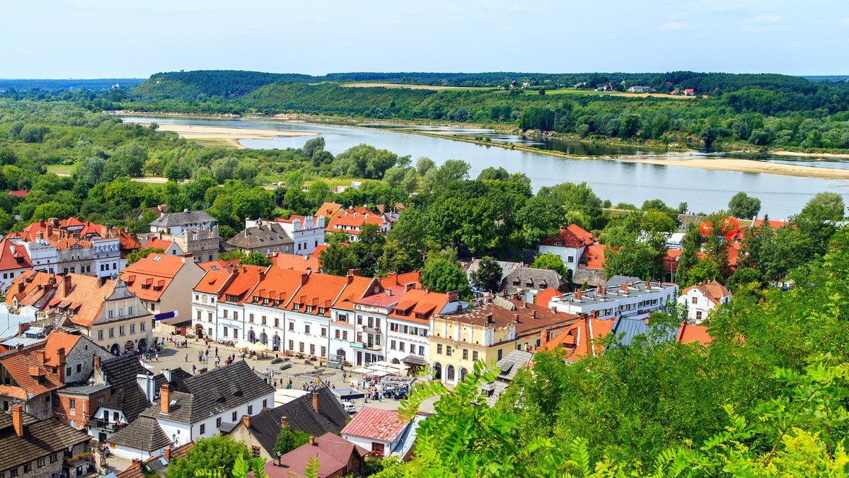 Około tysiąca artystów ludowych z całego kraju zaprezentuje się podczas 51. Ogólnopolskiego Festiwalu Kapel i Śpiewaków Ludowych, który rozpocznie się w czwartek w Kazimierzu Dolnym (Lubelskie). Towarzyszyć im będą Targi Sztuki Ludowej.