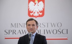 Ziobro i Warchoł oburzeni opinią Komisji Weneckiej. "Parodia", "nadaje się do kosza"