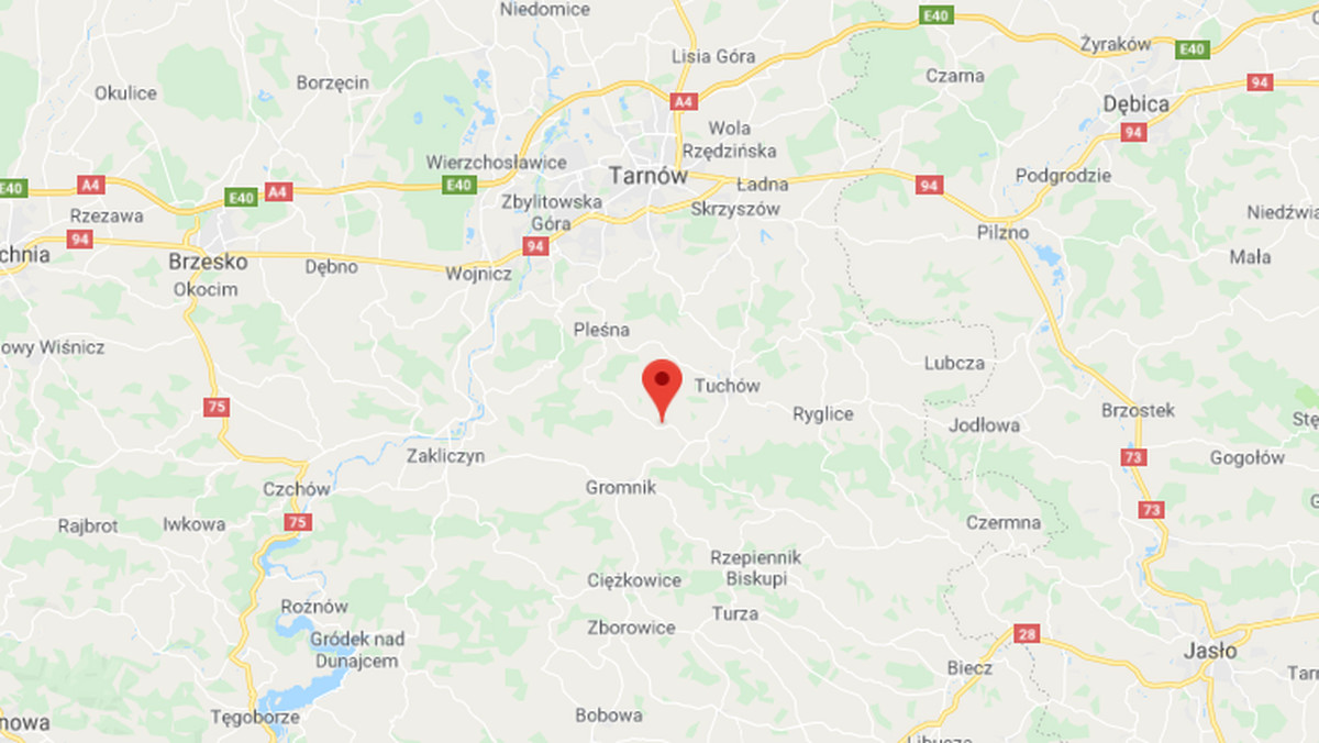 Do wypadku doszło w miejscowości Siedliska (powiat tarnowski, gmina Tuchów). Autokar wiozący 48 dzieci omijał auto i wpadł do rowu - informuje RMF FM.