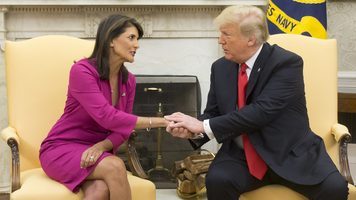 Niespodziewana rezygnacja Nikki Haley z funkcji ambasador USA w ONZ wywołała lawinę komentarzy. - Decyzja Haley powoduje, że administracja prezydenta Donalda Trumpa traci kolejny umiarkowany głos w dziedzinie polityki zagranicznej - podkreślali amerykańscy komentatorzy i politycy.