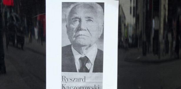 Kwiaty pod zdjęciem ostatniego prezydenta RP na uchodźstwie Ryszarda Kaczorowskiego