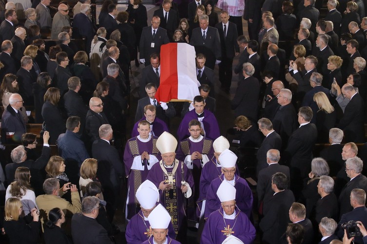 Uroczystości pogrzebowe profesora Władysława Bartoszewskiego - kondukt żałobny opuszcza Bazylikę Archikatedralną św. Jana Chrzciciela w Warszawie, po mszy żałobnej