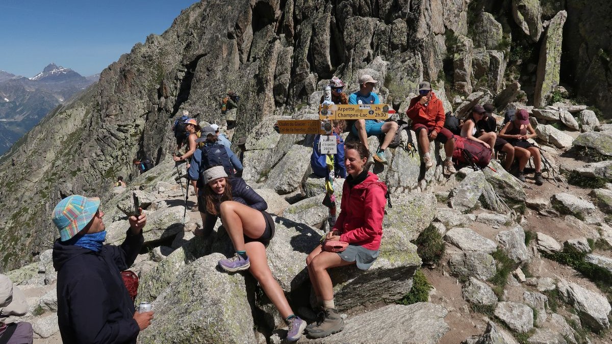 Autoritățile franceze nu vor să mai permită accesul „turiștilor de o zi” pe Mont Blanc: „Cine credeți că o să curețe după voi?”
