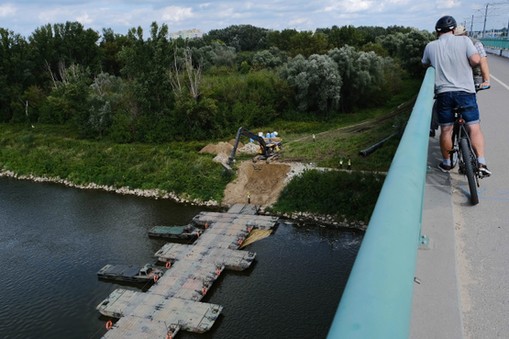 Most pontonowy na Wiśle, który będzie podtrzymywać rurociąg odprowadzający ścieki do stołecznej oczyszczalni Czajka, Warszawa, 9 września 2020 r.