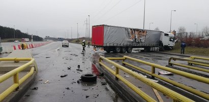 Poważny wypadek na A2. Pijany kierowca tira wjechał w auta stojące na bramkach. Są ranni