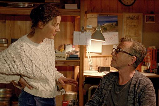 Kadr z filmu „Wyspa Bergmana, reż. Mia Hansen-Løve. Na zdjęciu Vicky Krieps i Tim Roth