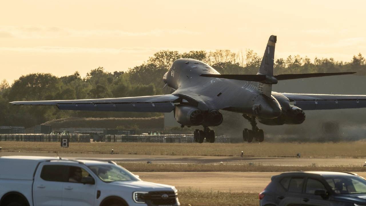Sat întreg evacuat, după un incident major lângă o bază aeriană americană cu bombardiere din Marea Britanie
