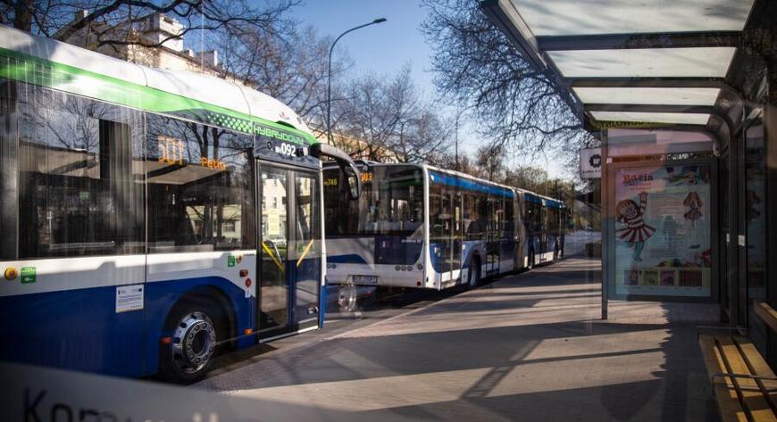 Ze względu na mniejszą liczbę osób w komunikacji miejskiej, kursowanie autobusów i tramwajów będzie ograniczone. 