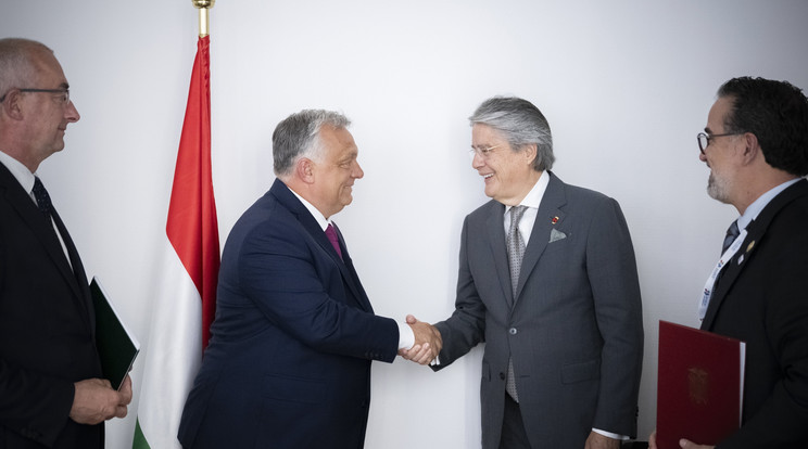 Orbán Viktor miniszterelnök (b2) és Guillermo Lasso, Ecuador elnöke (j2) kezet fog a Stipendium Hungaricum ösztöndíjprogramról szóló együttműködési szándéknyilatkozat aláírásán Brüsszelben 2023. július 18-án. Mellettük Sztáray Péter, a Külgazdasági és Külügyminisztérium biztonságpolitikáért és energiabiztonságért felelős államtitkára (b) és Gustavo Manrique ecuadori külügy- és humán mobilitási miniszter (j) / Fotó: MTI/Miniszterelnöki Sajtóiroda/Benko Vivien Cher