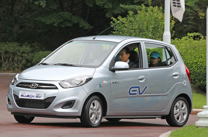 Prezydent Korei Płd. Lee Myung-Bak za kierownicą elektrycznego samochodu BlueOn koncernu Hyundai Motor Co podczas prezentacji, która odbyła się 9 września w Seulu (1).
