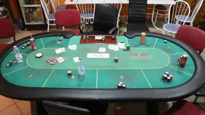 A zsaruk vetettek véget az illegális pókerpartinak Nyíregyházán: drogot is találtak náluk – fotók