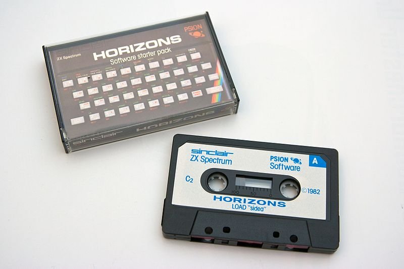 Kaseta audio zawierająca oprogramowanie do komputera ZX Spectrum – wczesne lata 80-te. Foto: Nico Kaiser (licencja: CC BY-SA 2.0)