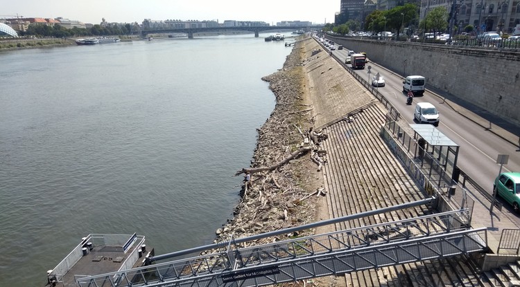 Duna alsó rakpart Budapesten, a Szabadság híd budai hídfőjénél