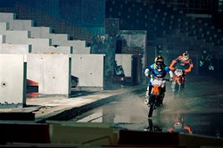 Zobacz szalony nocny wyścig na motocyklach