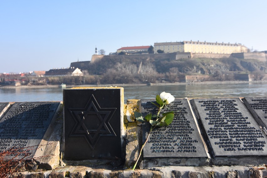 Promenjene ploče na spomeniku Žrtvama racije