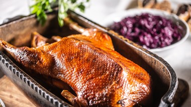 kaczka po polsku z jabłkami i żurawiną aromat wielkanocy. pieczona kac