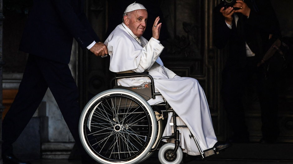 Ze względu na ograniczenia nałożone na papieża w związku z bólem kolana odwołano procesję Bożego Ciała