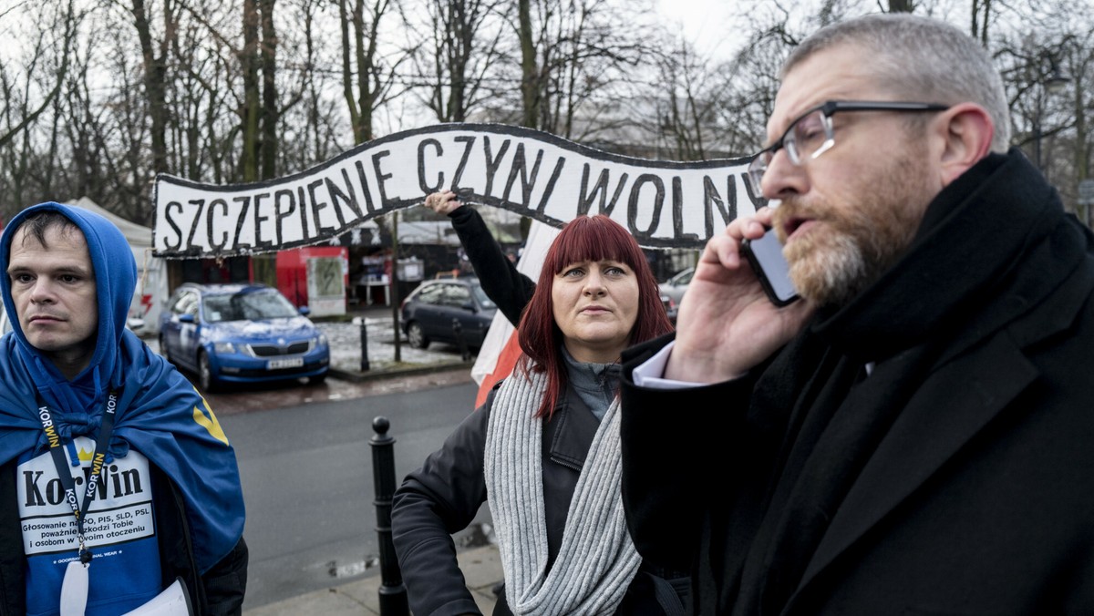 Skandaliczny transparent dot. szczepień. Posłowie Konfederacji komentują