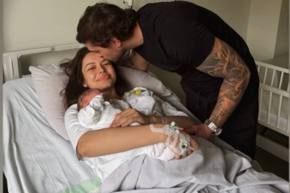 PRVA SLIKA BIVŠE SNAJKE NOVAKA ĐOKOVIĆA IZ PORODILIŠTA Tijana drži ćerkicu na grudima, muž je ljubi u čelo (FOTO)