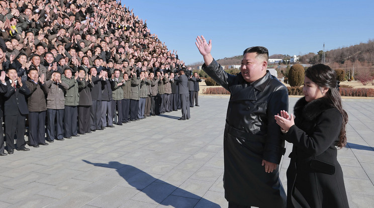 Észak-Korea irányítója, Kim Dzsongun ősz óta egyre több rendezvényre viszi el legnagyobb lányát / Fotó: Profimedia