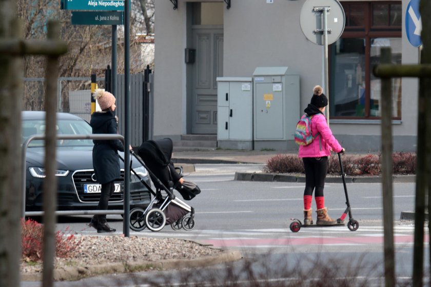 Marta Kaczyńska z córką i synkiem na spacerze